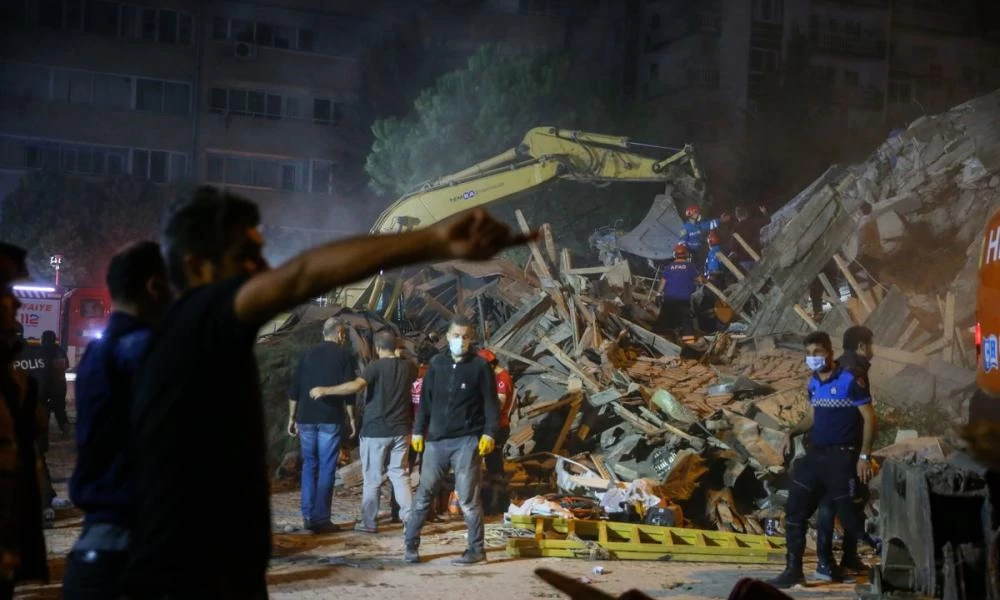 Σεισμός στη Σμύρνη: Η πόλη μετρά τις πληγές της - Τουλάχιστον 92 νεκροί